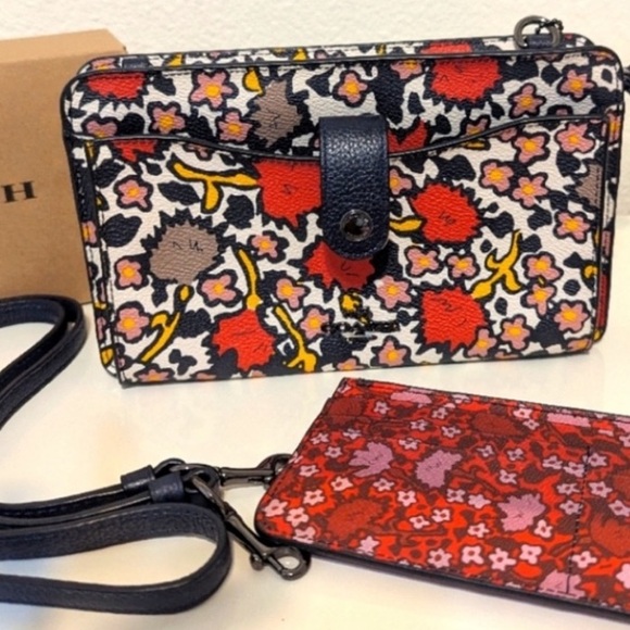 Coach mixed Yankee Floral Pop-Up Messengee crossbody bag or clutch like new - Picture 1 of 16